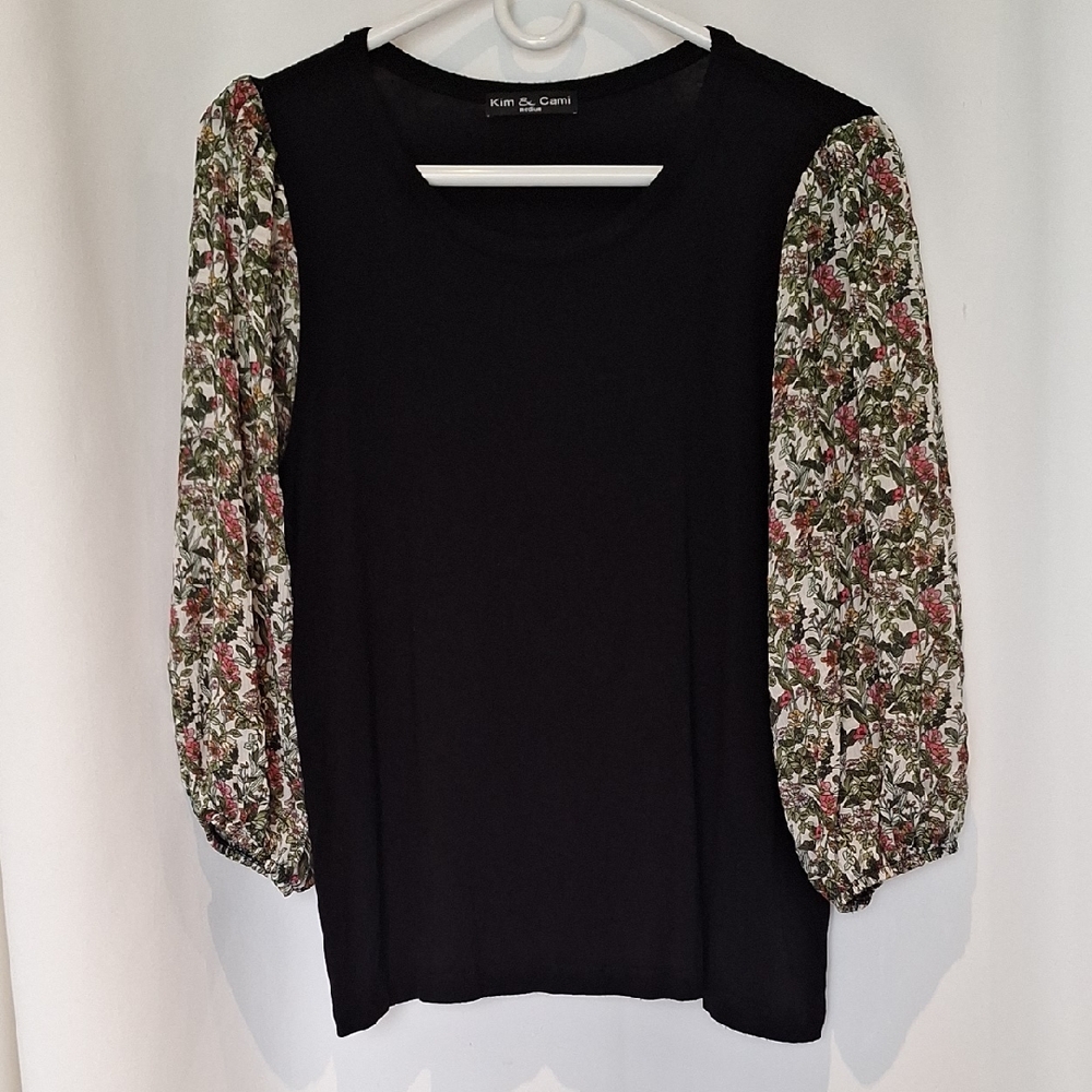 Kim & Cami Tshirt With Floral Puff Sleeves Size Medium